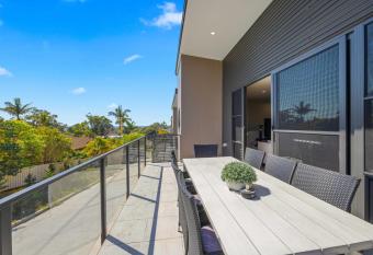  Beautiful View  close to Flynns Beach has Balcony rooms