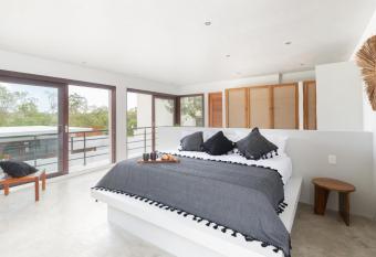 Casa Milum has rooms with a private hot tub