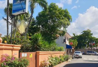 PLAYA BLANCA BED AND BREAKFAST allows 18 year olds to book a room