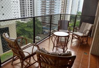 Pitangueiras B  rbaro - 2 garagens -Servi  o de Praia allows 18 year olds to book a room