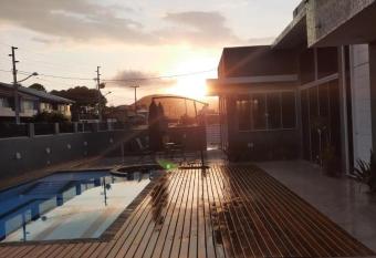 Red Park House - Casa dois Andares 3 Quartos sendo 2 Suites, churrasqueira com Piscina de Hidromassagem has Balcony rooms