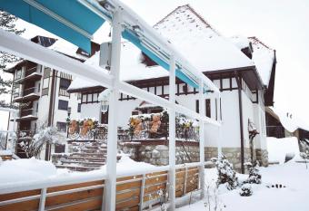 SkyView apartman Titova Vila - Zlatibor has rooms with a private hot tub