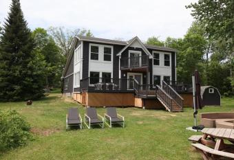 Entire Luxurious Waterfront Peninsula Cottage - 7 Bedroom with Hottub has Balcony rooms