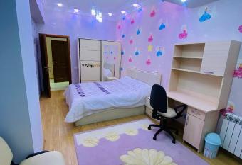 Three bedrooms comfortable apartment by Baku Housing has Balcony rooms