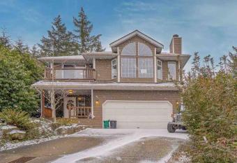 Quiet home on private quarter acre lot with great view has Balcony rooms