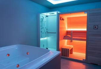 Skyline Rooms & Suites has rooms with a private hot tub