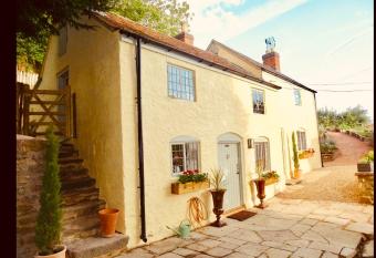 Old Mutlow Cottage has Balcony rooms