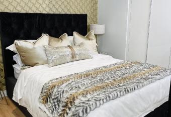 Luxury Airconditioned Unit at Ellipse MallofAfrica has Balcony rooms