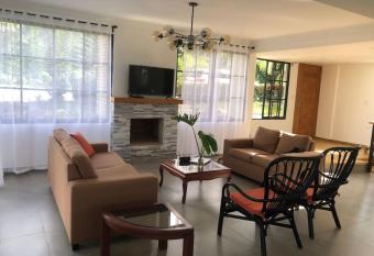 Villa Altos del Pedregal has rooms with a private hot tub