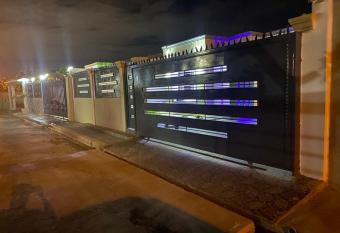 Casa moderna completa a 15 minutos del air port has Balcony rooms