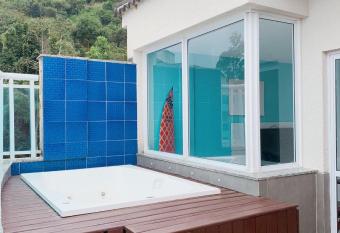 Apartamento Cobertura Porto Real Suites has rooms with a private hot tub