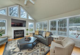 NEWLY Renovated near Asheville! HOT TUB and seasonal POOL! has Balcony rooms