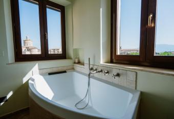 La Casa delle Api has rooms with a private hot tub