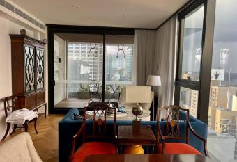 Sydney Cosmopolitan CBD Apartment has rooms with a private hot tub