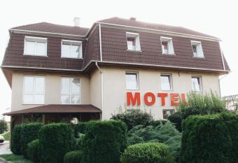 Panama Motel allows 18 year olds to book a room