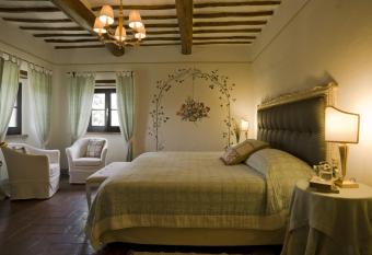 Relais Villa Monte Solare Wellness & SPA has rooms with a private hot tub