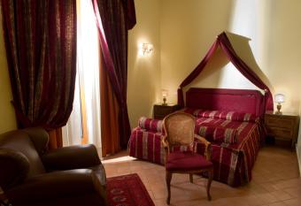 Chiaja Hotel de Charme has rooms with a private hot tub