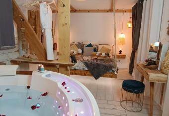 Le Mar  chal Duplex - Appartement Cosy avec Baignoire spa Baln  o - CAEN hyper Centre has rooms with a private hot tub