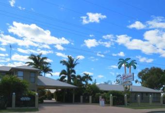 Biloela Palms Motor Inn has rooms with a private hot tub