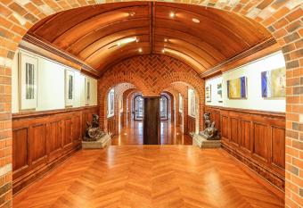 New York On King has rooms with a private hot tub