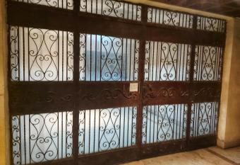 Jessy Charming apartment in Heliopolis has rooms with a private hot tub