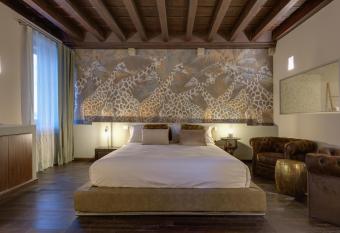 PALAZZO DUOMO Suites in Udine Center has Balcony rooms