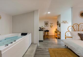 Zen & Spa - Maison Cosy - Eysines - Netflix has rooms with a private hot tub