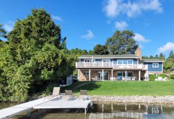 Leelanau Lakeshore has Balcony rooms
