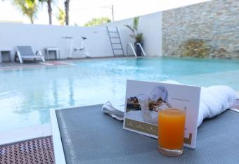 Tulip inn Sainte Clotilde allows 18 year olds to book a room