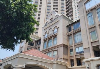 Hunian dekat T I Ancol, pintu Toll, Itc Mangga dua has rooms with a private hot tub