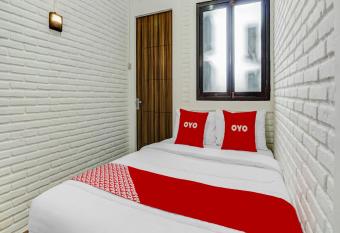 OYO 90828 Ara Guest House allows 18 year olds to book a room