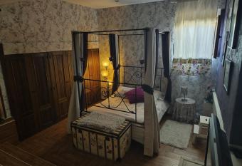 Lantica roccia allows 18 year olds to book a room