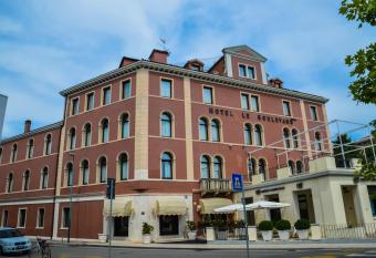 Hotel Le Boulevard allows 18 year olds to book a room