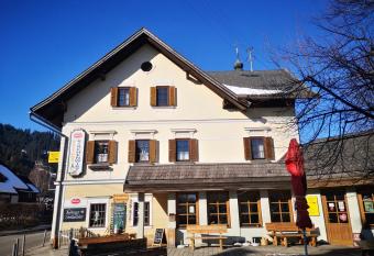 Gasthof Kirchenwirt allows 18 year olds to book a room