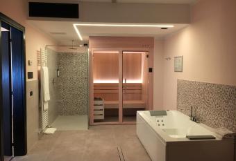 Hotel Saccardi & Spa - Adults Only allows 18 year olds to book a room