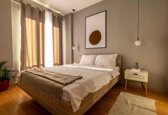 Etern Stays - Urban Apartment has rooms with a private hot tub