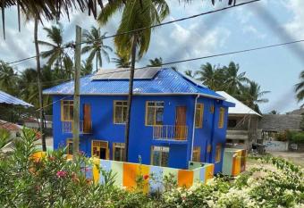 La Locanda Lodge - Apartment, 4 double rooms & Kitchen near the beach has Balcony rooms