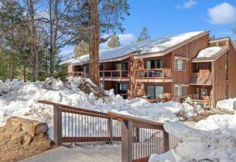 Yosemite West Condos has Balcony rooms