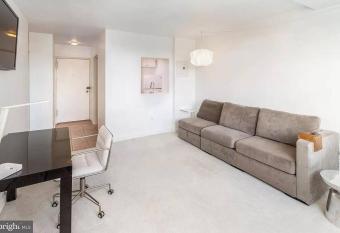 Million dollar views, furnished, 1 bedroom apt. allows 18 year olds to book a room