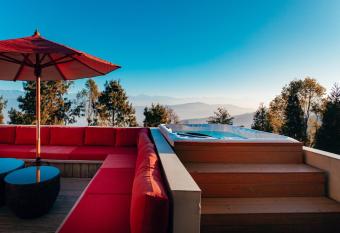 The Terraces Resort and Spa has rooms with a private hot tub