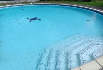 blue and yellow, appartement au calme, avec piscine, WIFI has Balcony rooms