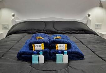 Disfruta Mucho !!! allows 18 year olds to book a room