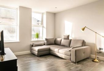 Stunning Central Apartment In Heart Of Brighton allows 18 year olds to book a room