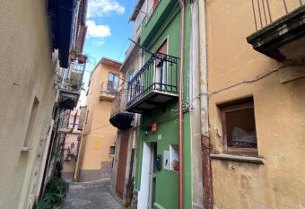 B&B Casetta Verde FELICE allows 18 year olds to book a room