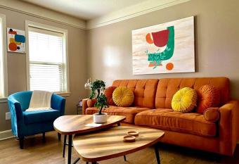 Luxury 2BR Condo Min from Downtown KC allows 18 year olds to book a room