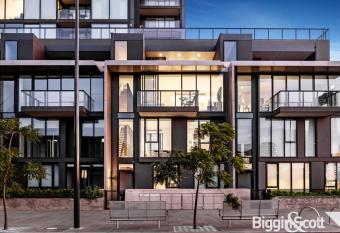 Waterview Townhouse 4 levels must pay for reserve leased as the whole townhouse or as share accomodation per floor or room top floor is open with spa barbecue sauna also free use of lap pool and gym prices vary for complete townhouse or floor or per room has rooms with a private hot tub