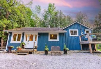Rustic Waterfront Country Home near Lake Chemong has Balcony rooms
