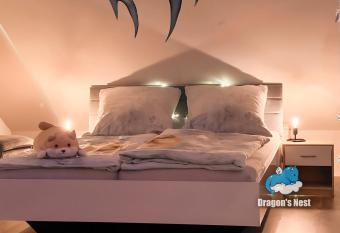 Dragon   s Nest: Cozy & modern attic loft Nuremberg has rooms with a private hot tub
