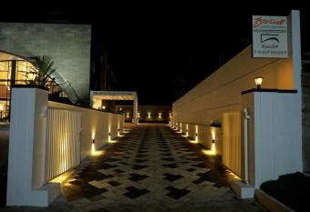 Hotel The Royal Shalimar allows 18 year olds to book a room