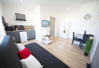 EMYSTA - CHARMANT Studio HOME STAGING en plein centre allows 18 year olds to book a room
